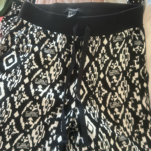 F21 geometric print joggers small black and white w/ pockets - Picture 2 of 3